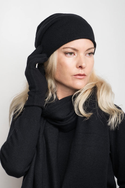Model in black beanie wearing black cashmere gloves – Love Cashmere NZ