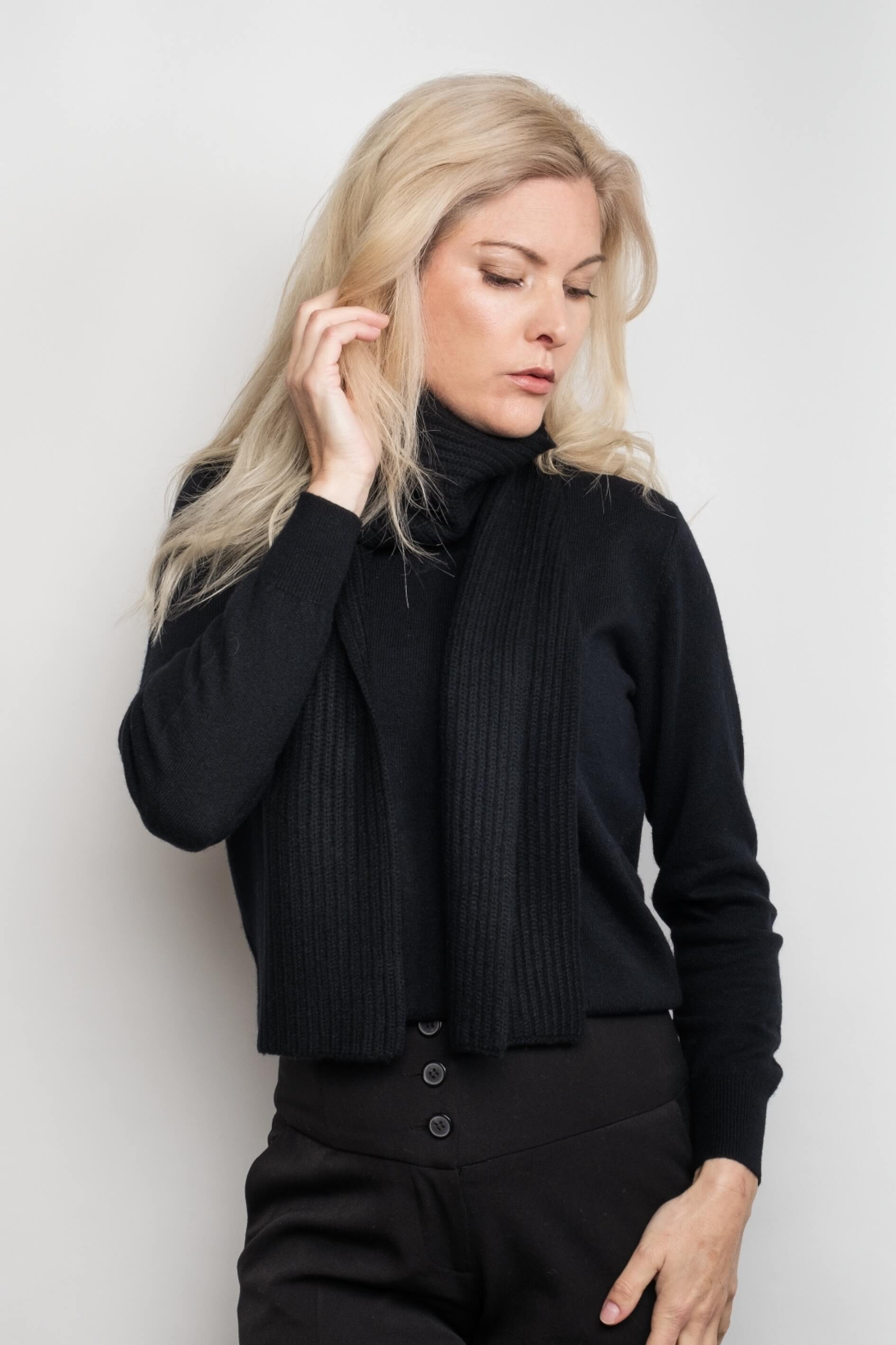 Model in black wearing slim ribbed black cashmere scarf – Love Cashmere NZ