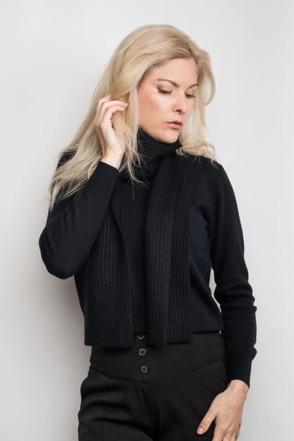 Model in black wearing slim ribbed black cashmere scarf – Love Cashmere NZ