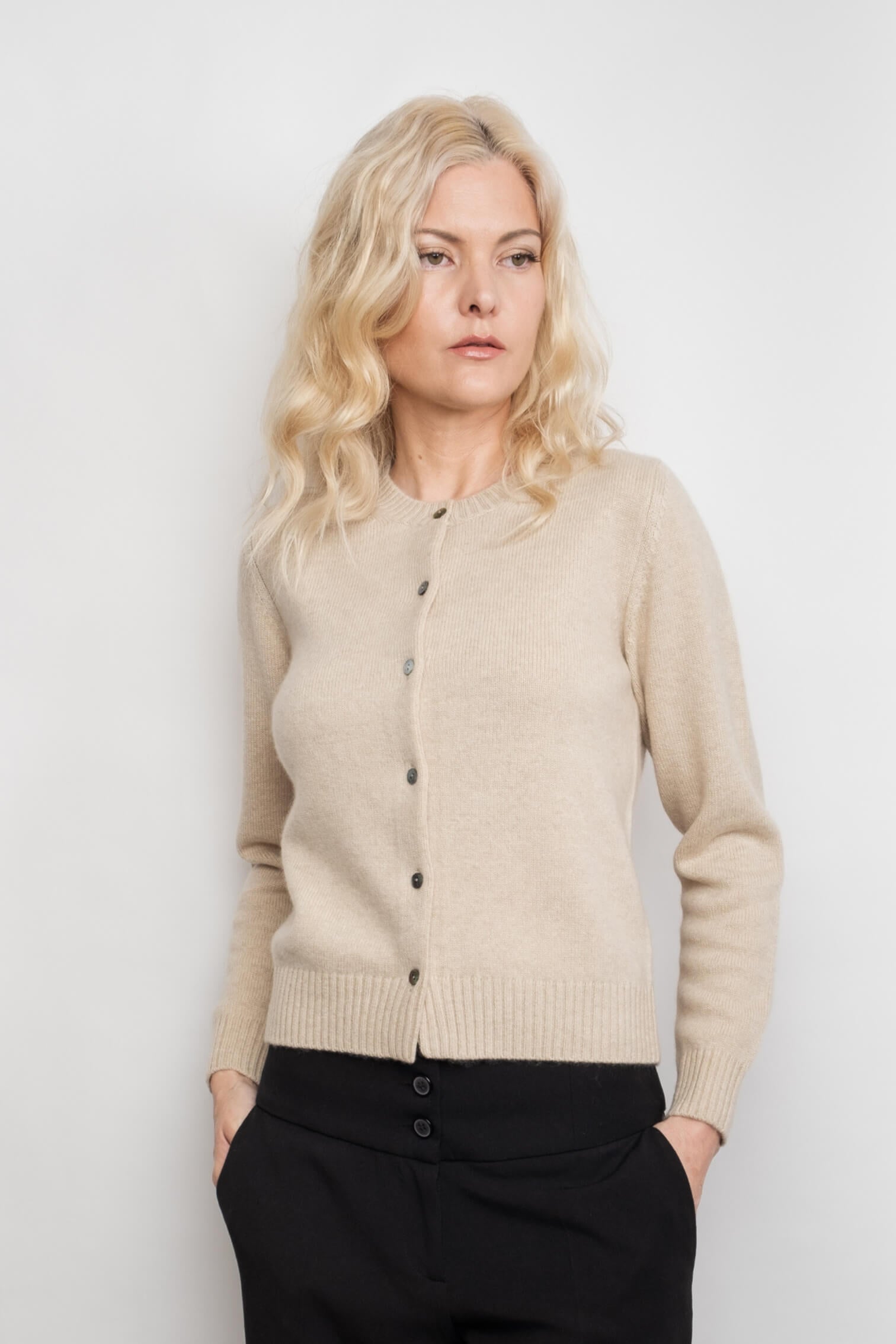 Model wearing cream button-front cashmere golfer cardigan – Love Cashmere NZ