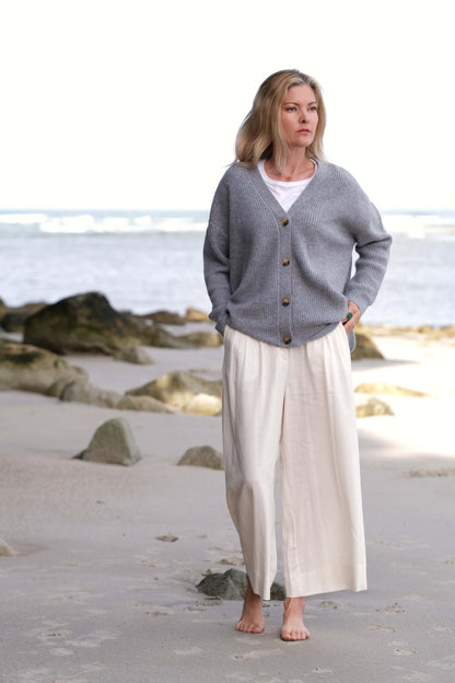 Full-length beach look in grey cashmere cardigan and white pants – Love Cashmere NZ