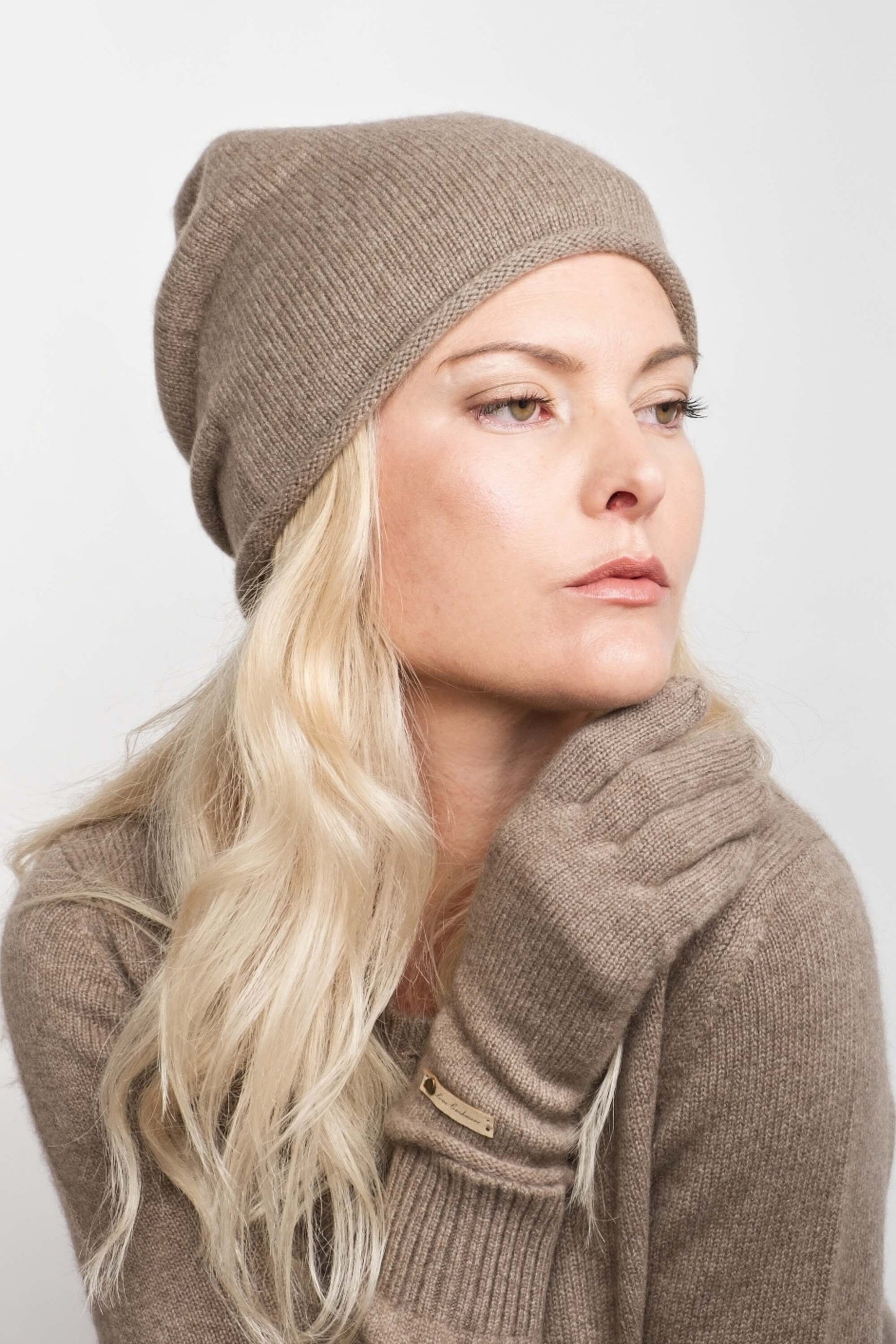 Model wearing chestnut cashmere roll-edge beanie, side profile – Love Cashmere NZ
