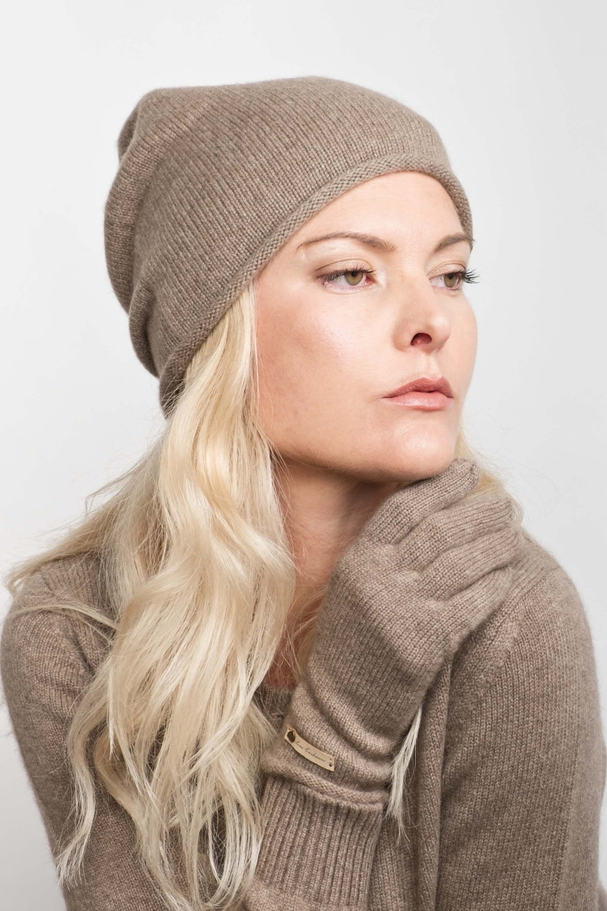 Model wearing chestnut cashmere roll-edge beanie, side profile – Love Cashmere NZ
