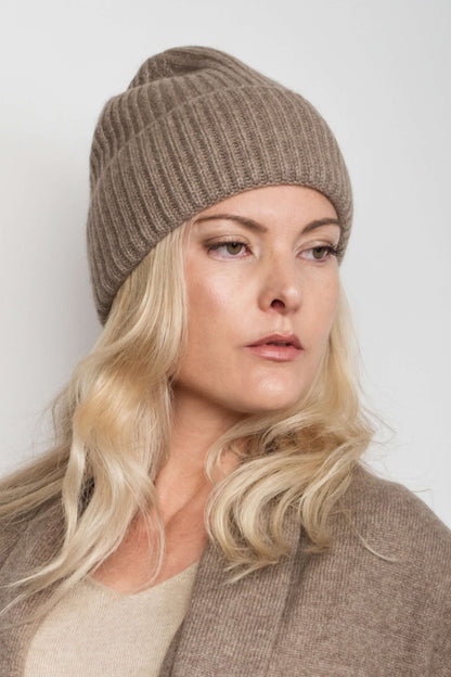 Model wearing chestnut ribbed cashmere beanie – Love Cashmere NZ