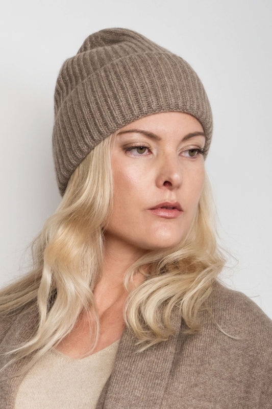Model wearing chestnut ribbed cashmere beanie – Love Cashmere NZ