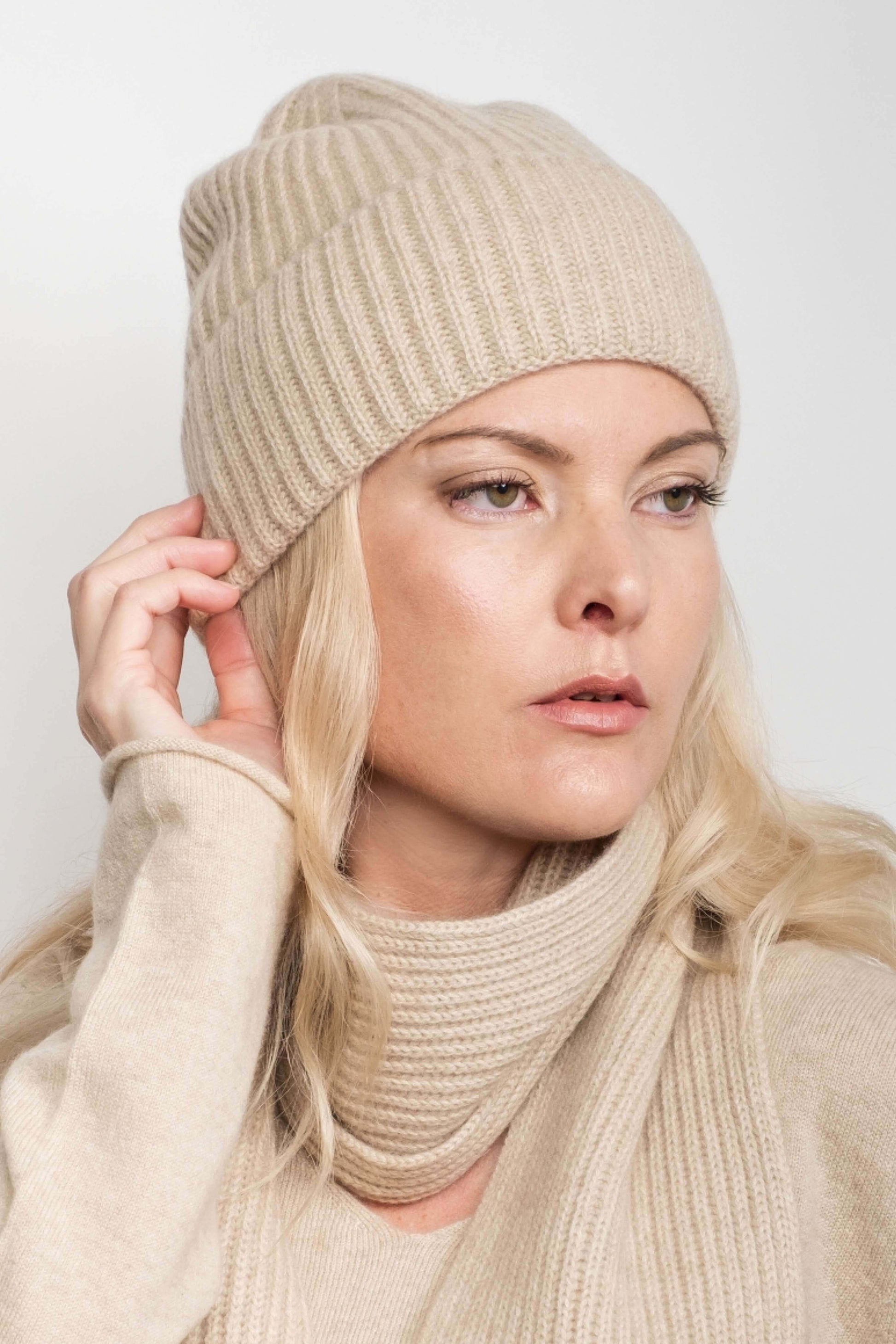 Model wearing beige ribbed cashmere beanie – Love Cashmere NZ