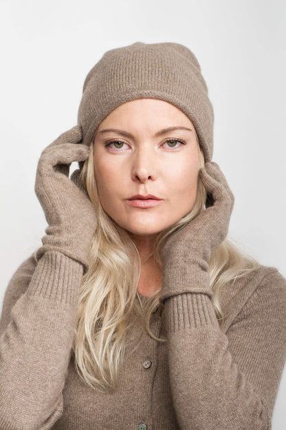 Woman in chestnut cashmere beanie and matching sweater – Love Cashmere NZ