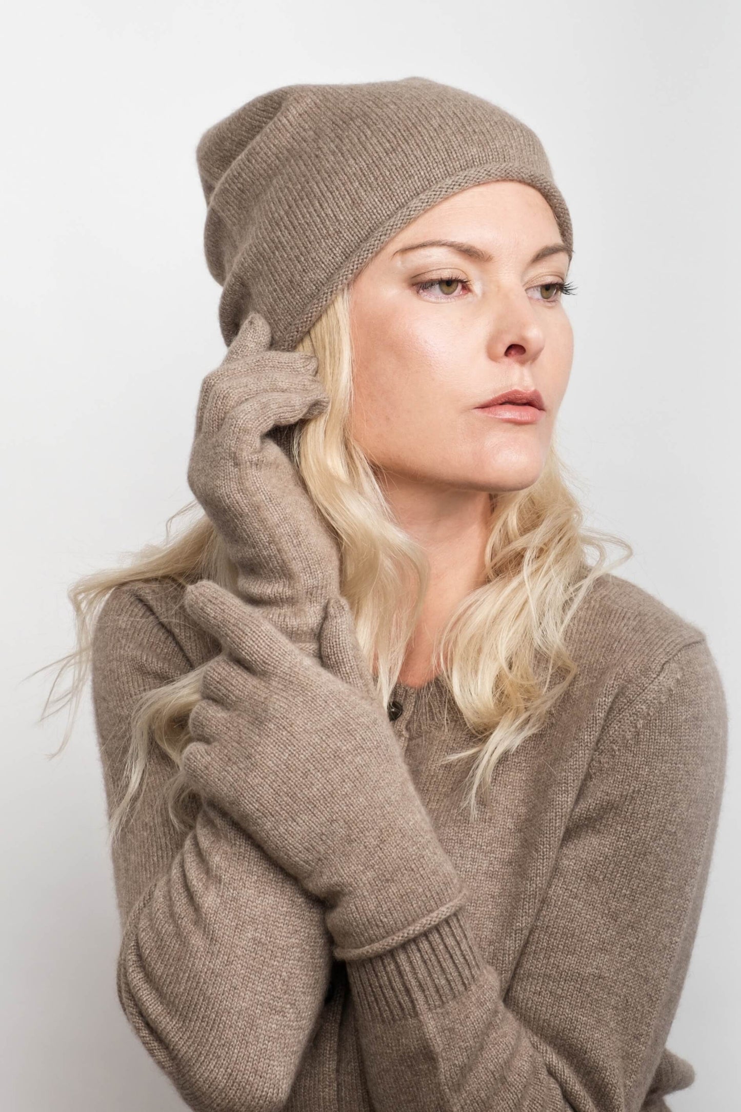 Model in chestnut beanie wearing chestnut cashmere gloves – Love Cashmere NZ