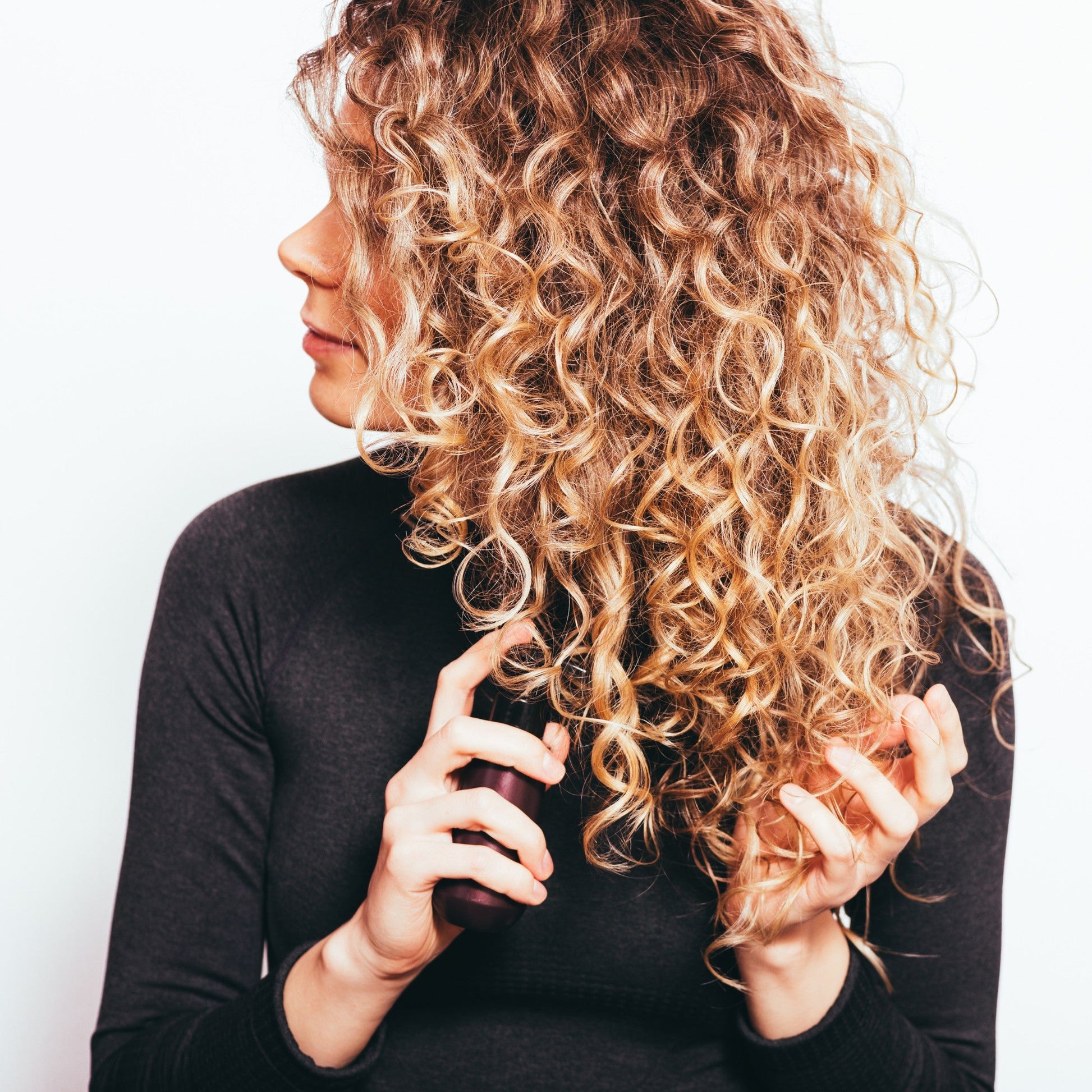 Woman with long curly hair, ideal for an extra-large silk bonnet – LS Silk NZ