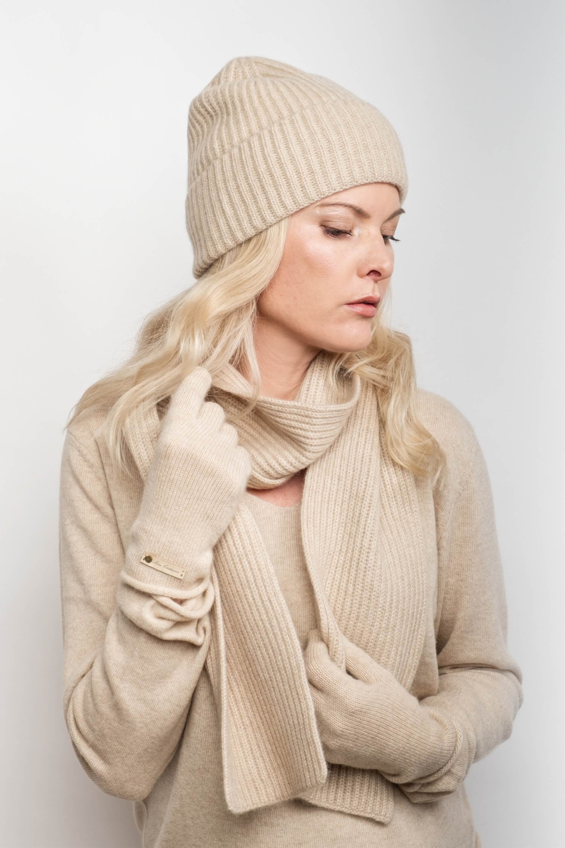 Model wearing cream beanie and slim ribbed cream cashmere scarf – Love Cashmere NZ