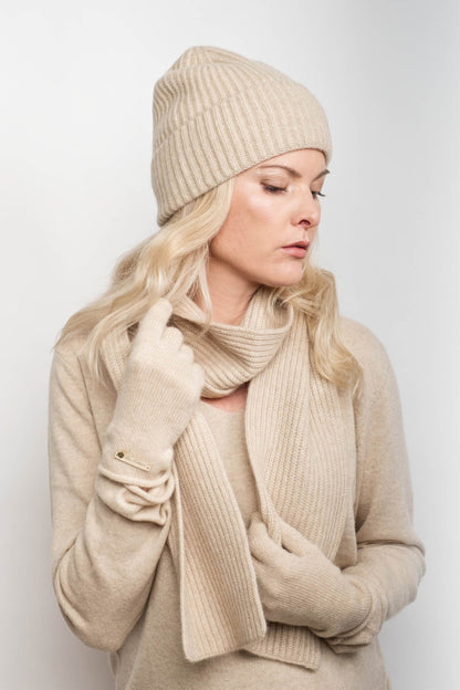 Model wearing cream beanie and slim ribbed cream cashmere scarf – Love Cashmere NZ
