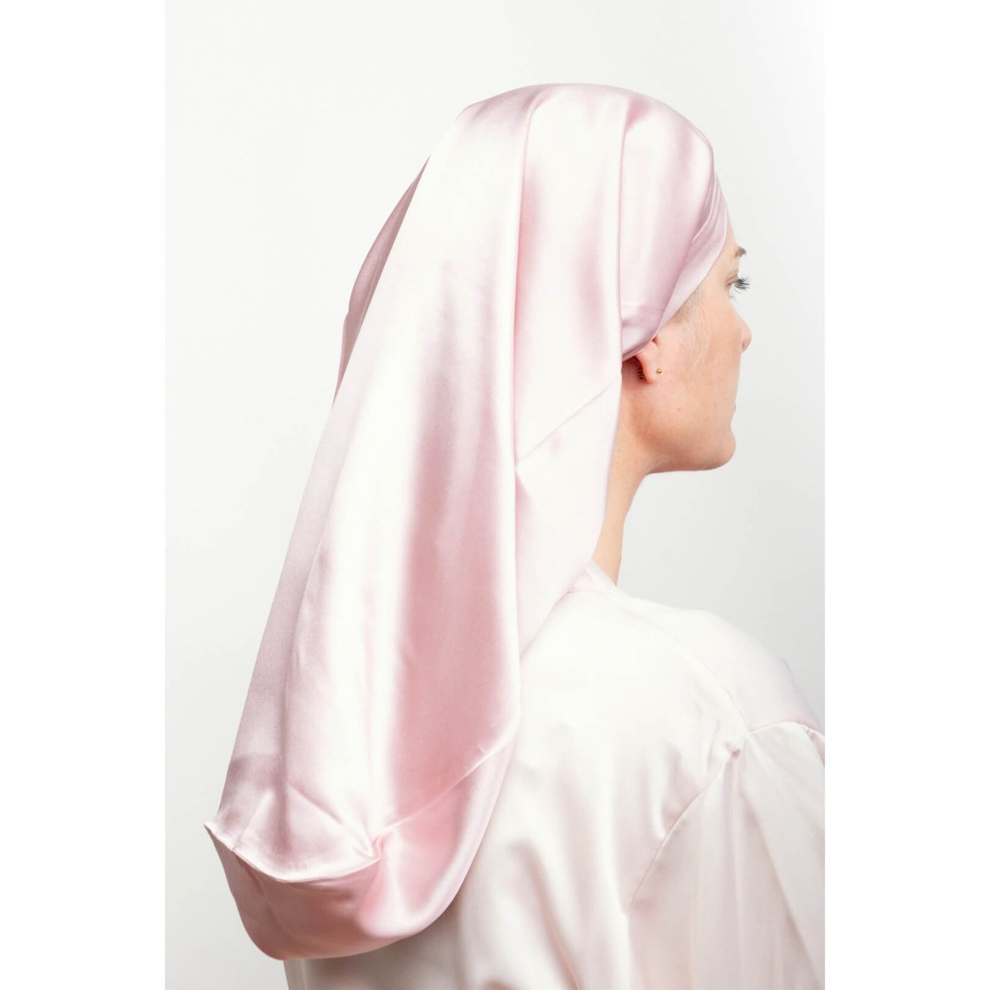 Model in white robe wearing extra-long pink silk hair bonnet – LS Silk NZ