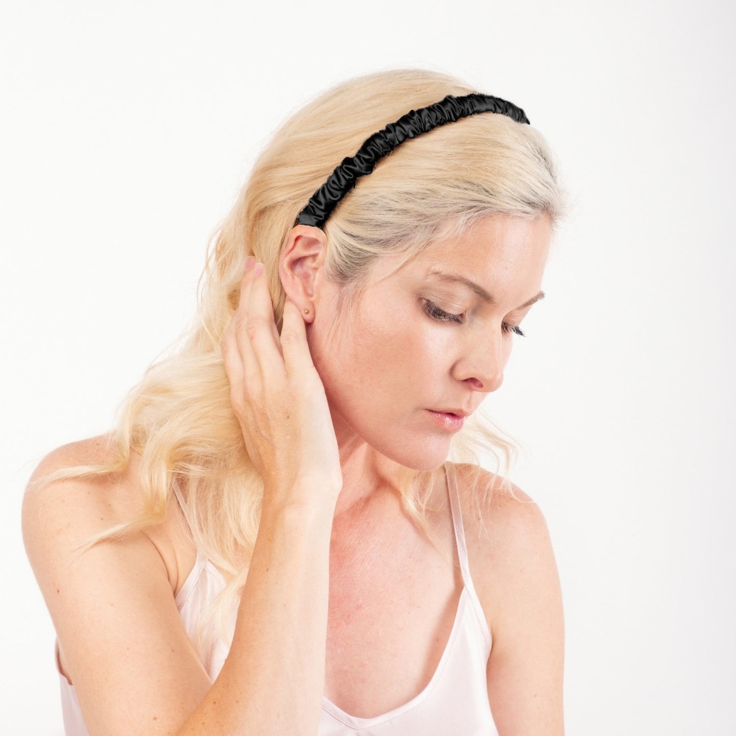Woman wearing black mulberry silk scrunchie headband – LS Silk NZ