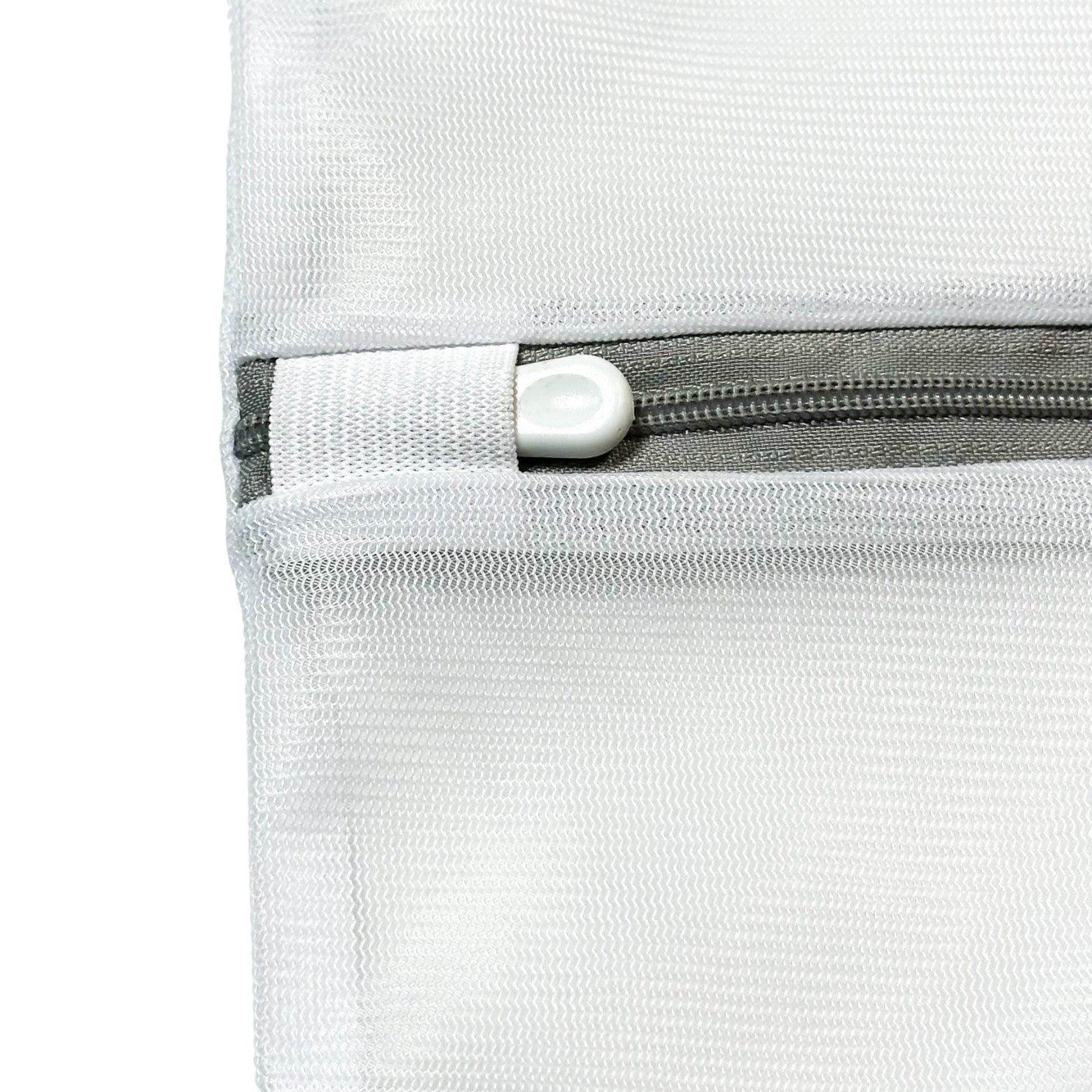 Close-up of zipper on mesh wash bag for silk and delicates – LS Silk NZ